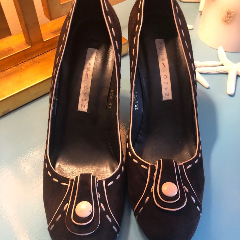Beautiful like new brown suede heels